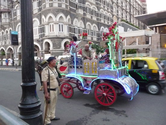 Die Polizei hat ein wachsames Auge auf  das Geschehen nach dem es in den letzten Jahren immer wieder schwere Terroranschläge in Mumbai gegeben hat.