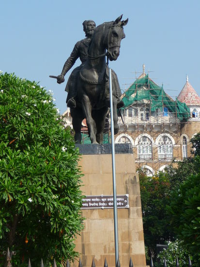Reiterstandbild des Marathen - Fürsten Shivaji der zum Führer des Wiederstandskampfes gegen die Mogul Herrschaft aufstieg und heute noch verehrt wird.