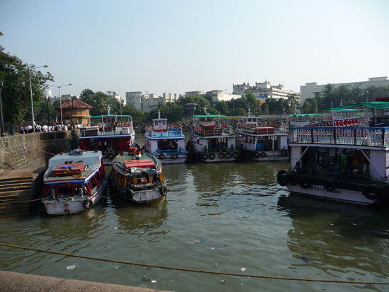 Dutzende von Booten warten auf Kundschaft für die Fährüberfahrt