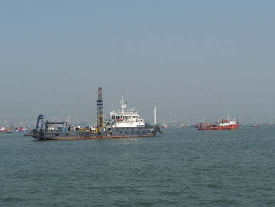 Schiffe im Meer vor Mumbai