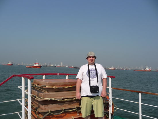 Ich auf den Oberdeck unseres Bootes auf der Fahrt Richtung Elephanta Insel