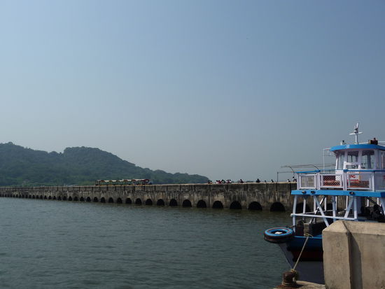 Künstlich geschafener Landungssteg an der Elephanta Insel