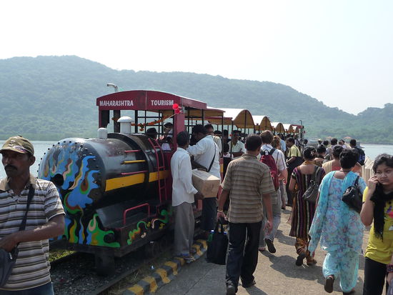 Man kann auch für einige wenige Rupie mit dieser kleinen Touristenbahn auf die Insel fahren aber ich bin die ca. 500 m gelaufen zumal man danach sowieso viele hundert anstrengende Stufen klettern muß bevor man den Eingang erreicht. Am unteren Zugang zu dem Gelände ist ersteinmal eine Touristensteuer zu bezahlen von 5 Rupie.