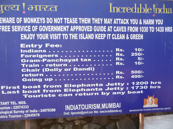 Hier ist sehr schön zu sehen wie es an den großen Sehenswürdigkeiten in ganz Indien aussieht: Der Inder zahlt 10 Rupie = 0,15 Euro und der Ausländer 250 Rupie = 3,75 Euro Eintritt. 
Kurs Anfang Oktober 2011