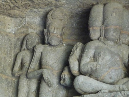 Skulpuren in der Haupthöhle