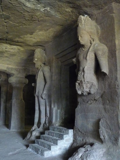 Skulpuren in der Haupthöhle