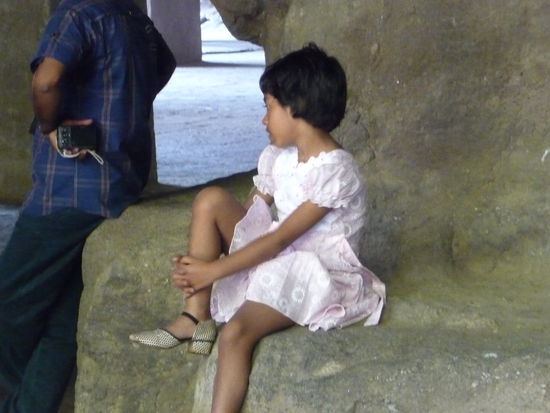 Diese kleine Besucherin interessierte sich weniger für Shiva als viel mehr für den Fotoaparat des jungen Herren.