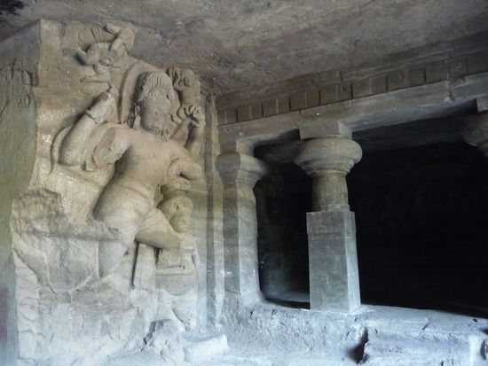 Dwarpala Figur in der östlichen Nebenhöhle