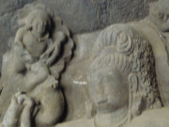 Dwarpala Figur in der östlichen Nebenhöhle