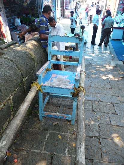 Man kann sich auch die vielen Treppen hinauftragen lassen aber ich verzichtete auch hier und schleppte meine Kilos alleine hinauf. 