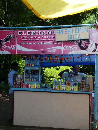 Hier holte ich mir ersteinmal ein Glas frisches Lemon Soda für 20 Rupie = 0,30 Euro um meinen Tank wieder etwas auf zu füllen in der Hitze.