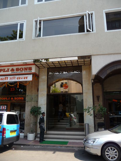 Eingang zu meinem Hotel im Stadtteil Colaba