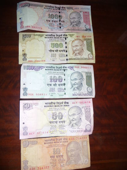 Indisches Geld wobei der 100 und der 10 Rupie Schein die mit Abstand meistgenutzen sind.