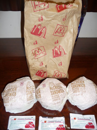 Auch in Mumbai durfte ein Besuch bei Mc Donalds nicht fehlen. Da es in Indien  kein Rindfleisch gibt gab es für mich 3 Chicken Burger für 204 Rupie = 3,05 Euro !! 