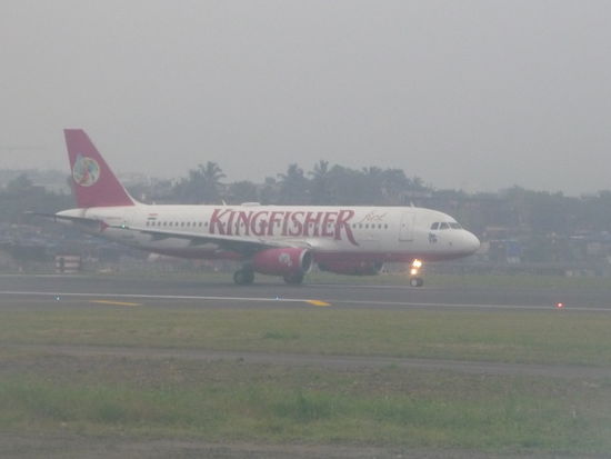 Einer von vielen Billigfliegern in Asien ist Kingfisher hier kurz vor dem Abflug am Flughafen Mumbai