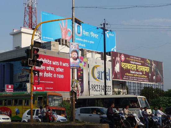 Berufsverkehr mit Werbung im Hintergrund