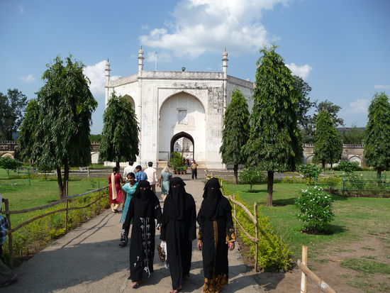 Auf den Weg zum Bibi ka Maqbara Mauseleum