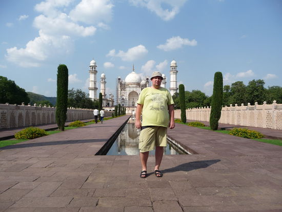 Ich vor dem Mini Taj Mahal in Aurangabad