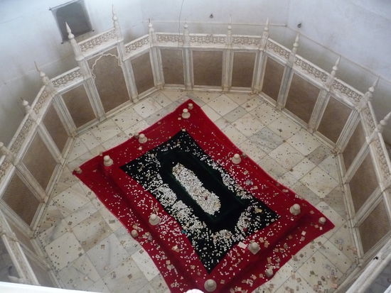 Im Innern des Gebäudes liegt ein Teppich wo Besucher Geldscheine und Müntzen raufwerfen