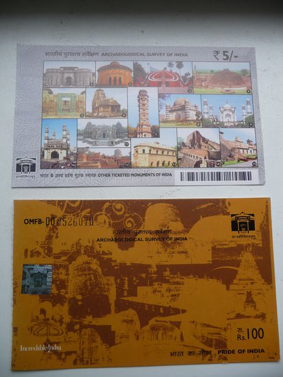 Oben die schöne bunte Eintrittskarte für Inder mit einen Preis von 5 Rupie = 0,075 Euro siehe oben rechts und unten die Eintrittskarte für Ausländer siehe Preis unten rechts von 100 Rupie = 1,50 Euro.