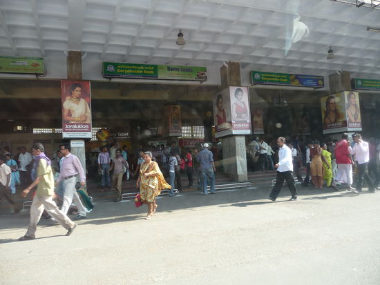 Fahrgäste an der Central Station in Chennai