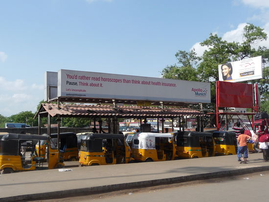 Tuk Tuk warten auf Fahrgäste an der Central Station
