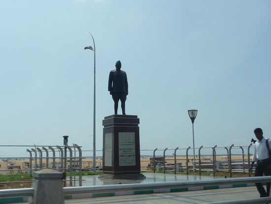 Strandpromenade von Chennai mit Denkmal