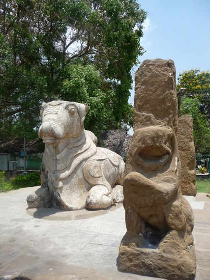 Nandi Bulle aus Stein am Eingang des Kailashanatha Tempel in Kanchipuram