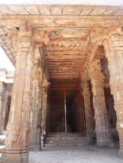 Schöne Säulenhalle mit bunten Decken