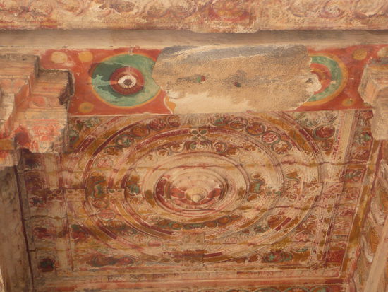 Schöne Säulenhalle mit bunten Decken