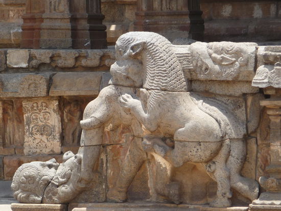 Skulpturen im Innenhof