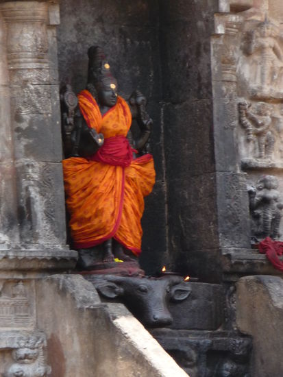 Götterfigur im Innenhof