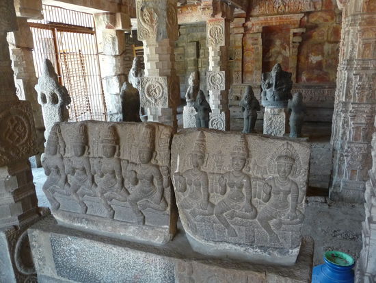 Figuren und Skulpturen in der Säulenhalle