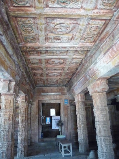 Schöne Säulenhalle mit bunten Decken