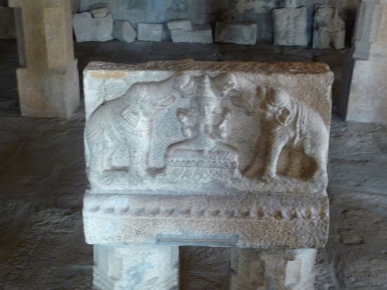 Figuren und Skulpturen in der Säulenhalle