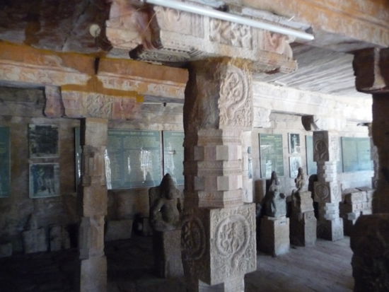 Figuren und Skulpturen in der Säulenhalle