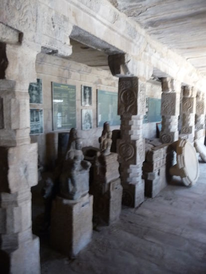 Figuren und Skulpturen in der Säulenhalle