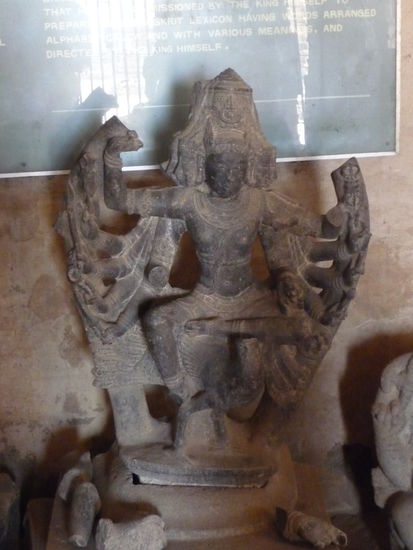 Figuren und Skulpturen in der Säulenhalle