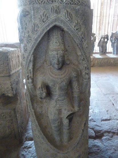 Figuren und Skulpturen in der Säulenhalle