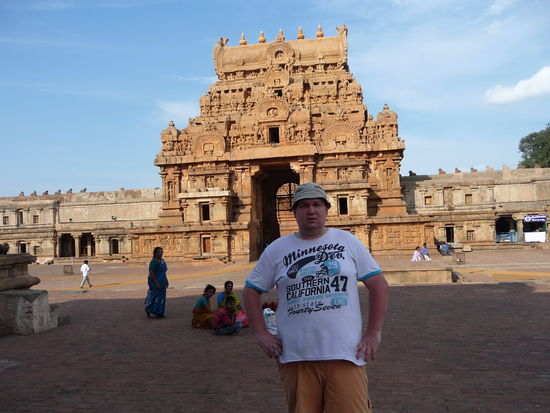 Ich in der Tempelanlage mit Gopuram im Hintergrund