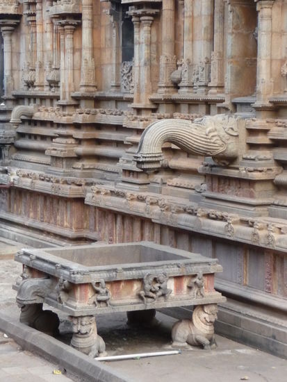 Reich verziertes Wasserbecken