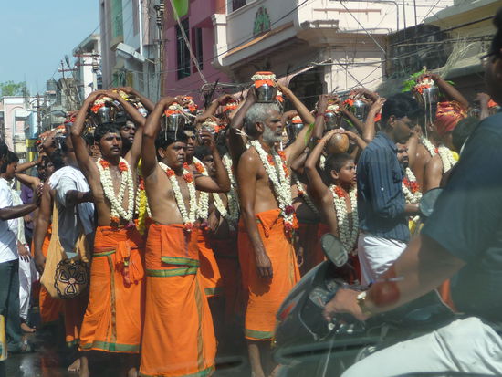 Umzug von gläubigen Menschen in Trichy