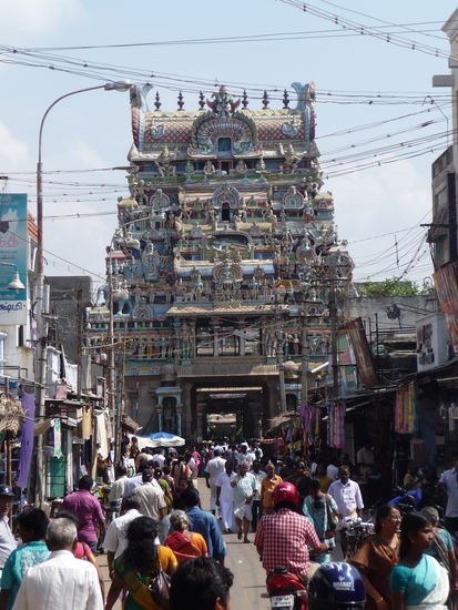 Durch mehrer Türme gelangt man bis zum Haupteingang