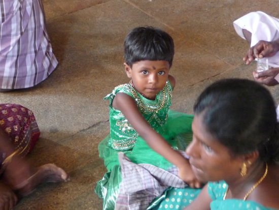 Kleines indisches Mädchen mit Ihrer Familie