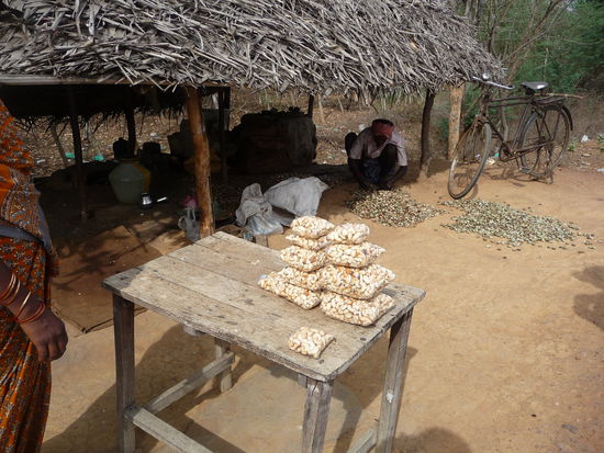 Immer wieder leckere frische Nüsse entlang der Straßen wo auch ich 2 Tüten kaufte.