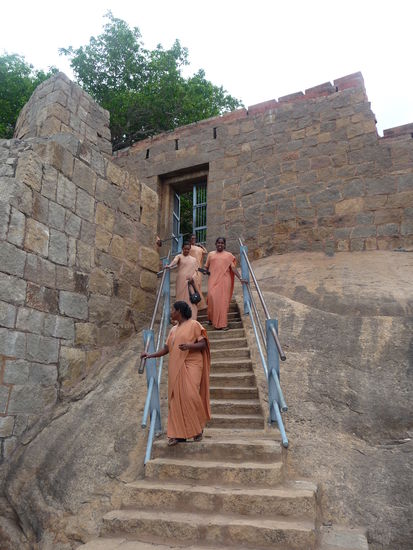 Pilgerreise indischer Frauen zur Festung