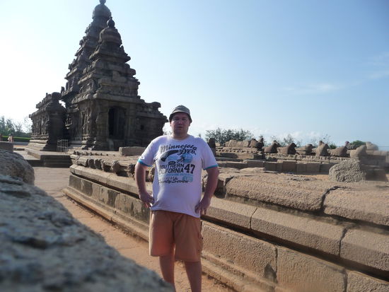Ich vor dem Strandtempel in Mamallapuram