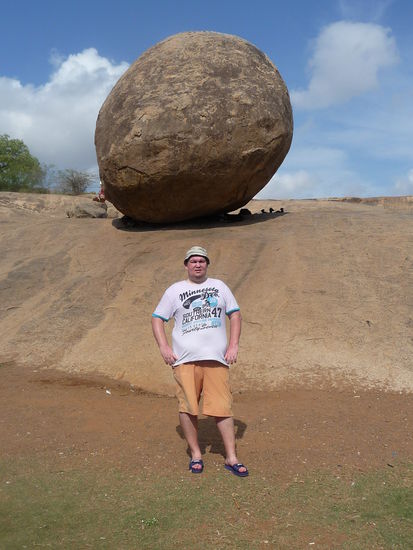 Ich vor Krishnas Butter Ball in Mamallapuram