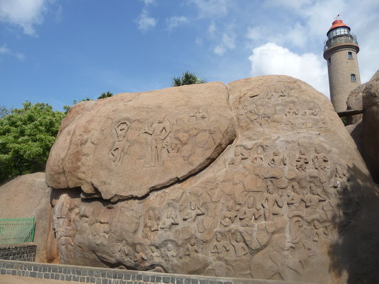 Weiteres Felsenrelief mit Leuchtturm im Hintergrund.