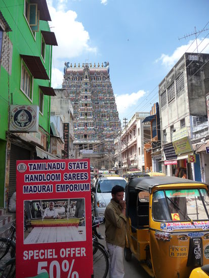 Dort ist schon einer der Türme des Meenakshi Tempels zu sehen